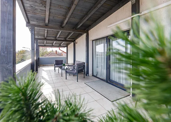 Apartament de lux cu terasă situat în vilă
