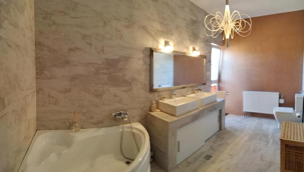 Appartement Apartament De Lux Cu Terasă Situat în Vilă *