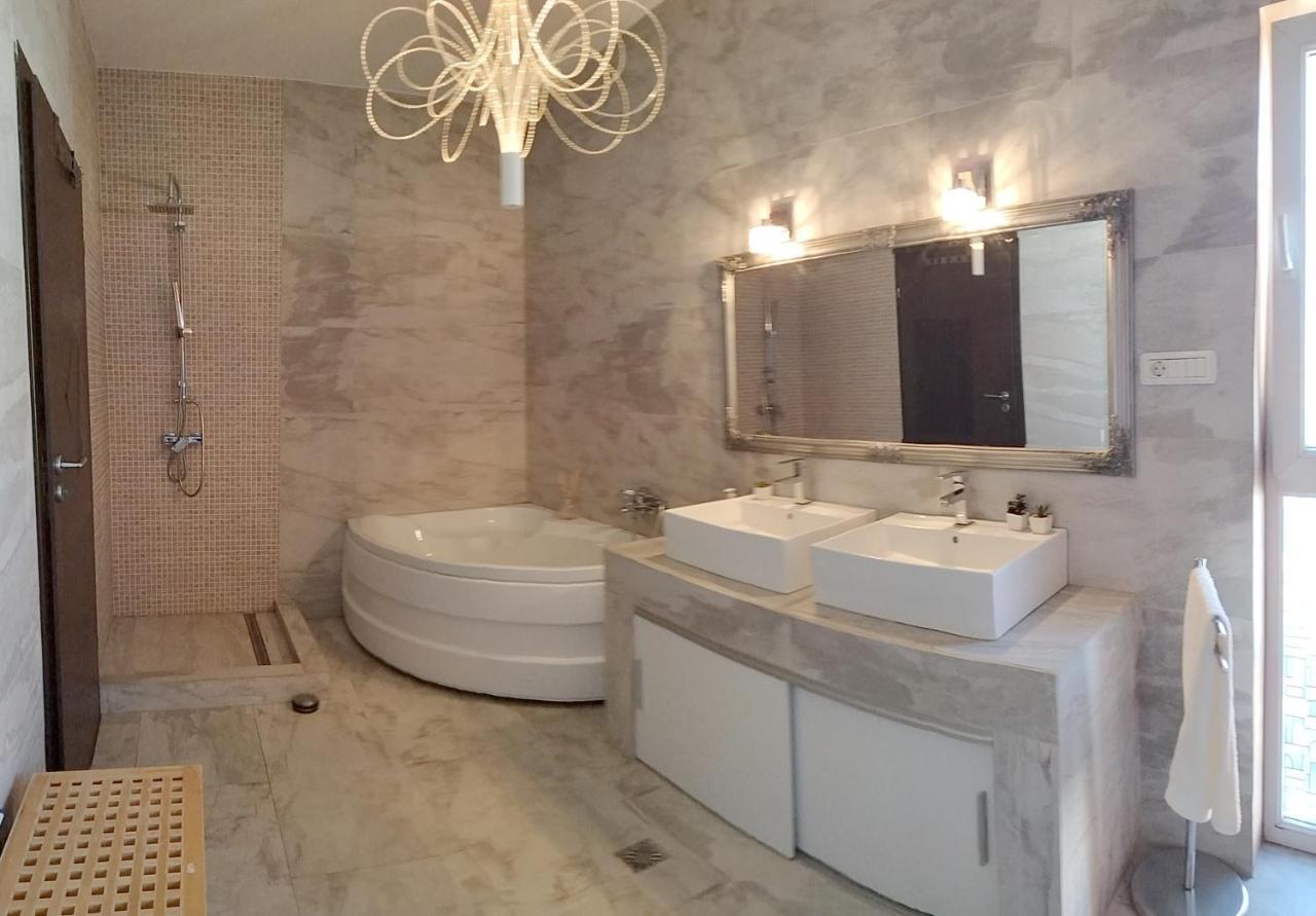 Apartament De Lux Cu Terasă Situat în Vilă Appartement
