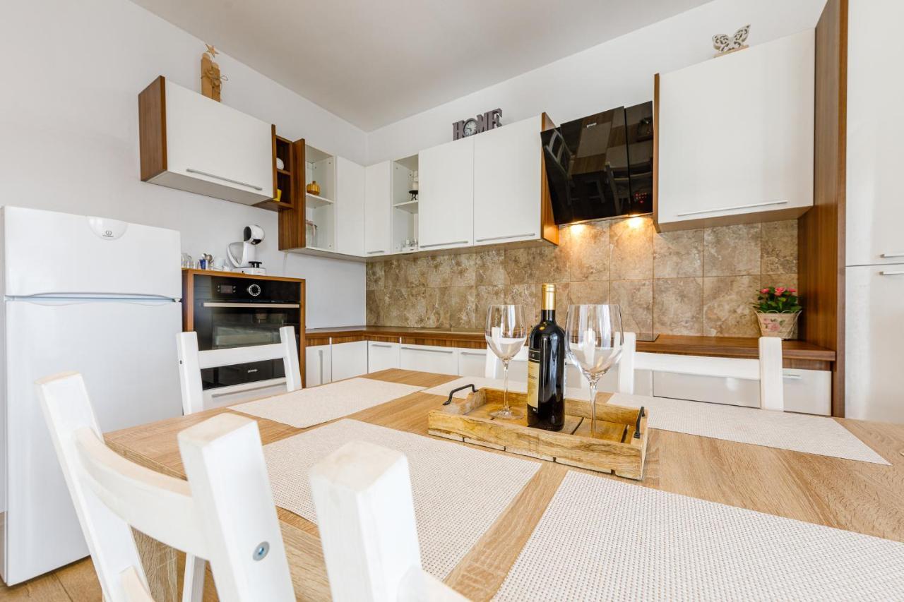 Apartament De Lux Cu Terasă Situat în Vilă Appartement *