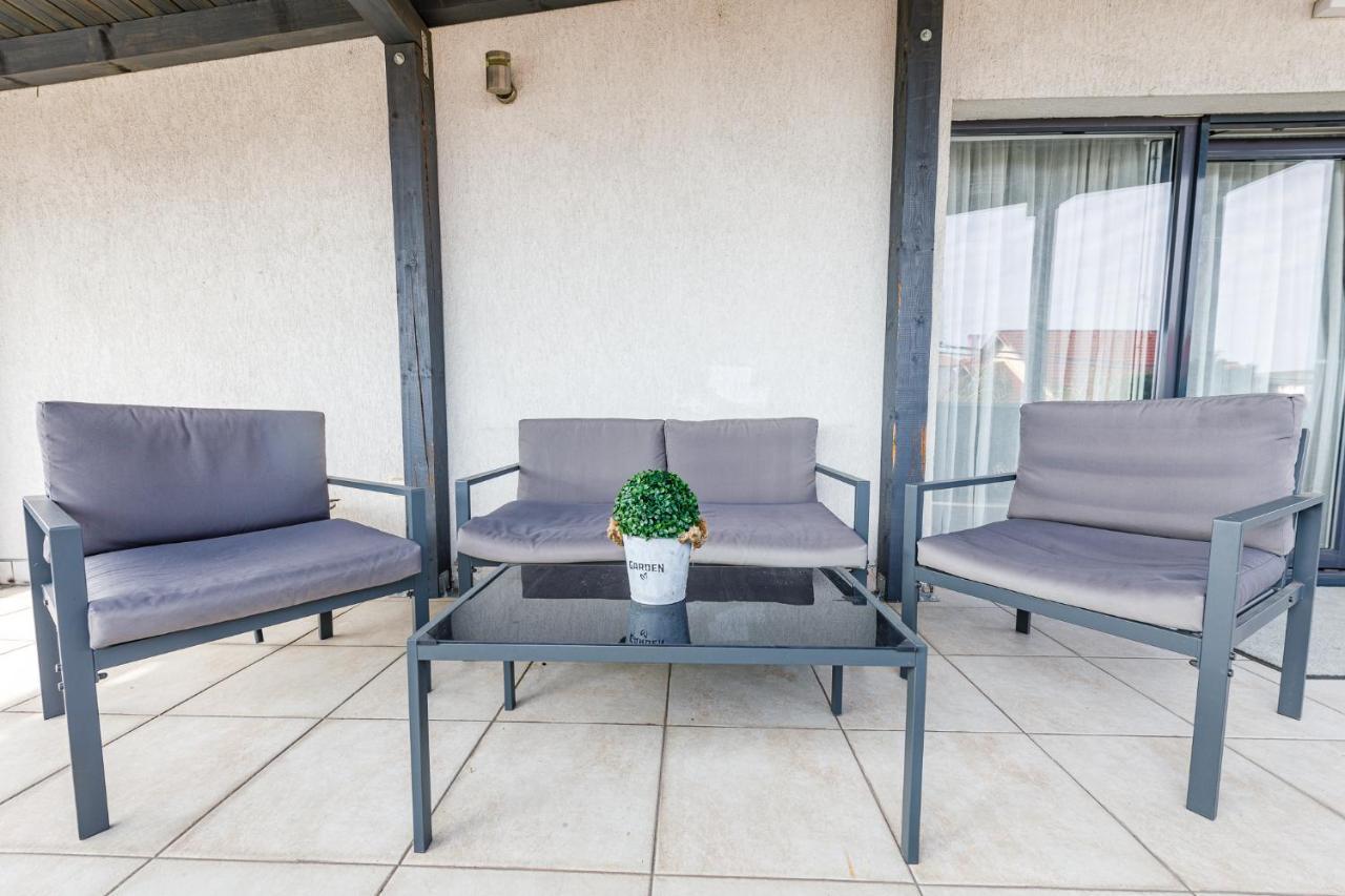 Apartament De Lux Cu Terasă Situat în Vilă Appartement