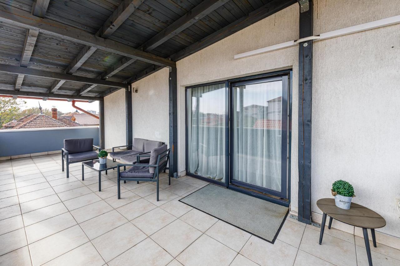 Apartament De Lux Cu Terasă Situat în Vilă